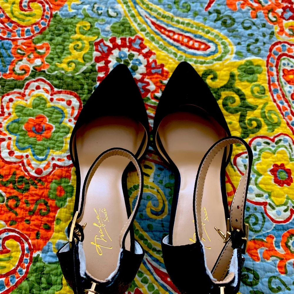 Thalia Sodi pumps